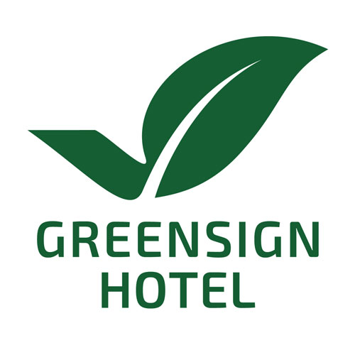 Logo mit grünem Blattmotiv und dem Schriftzug „GREENSIGN HOTEL“ darunter.