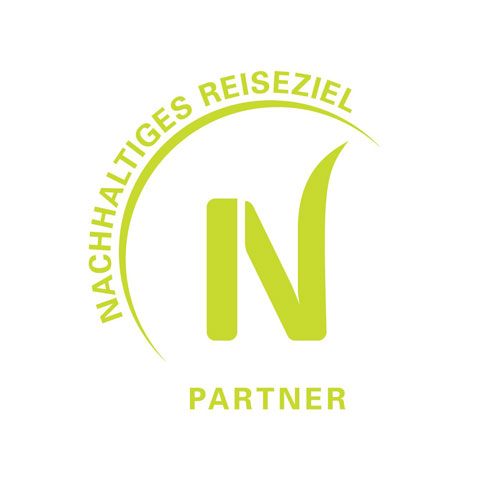 Grünes Logo mit „NACHHALTIGES REISEZIEL“ oben, „PARTNER“ unten und stilisiertem „N“ in der Mitte.
